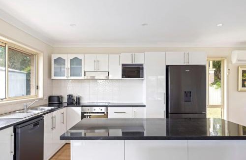 Corlette House | pet friendly - Views- Meters to the Beach & Anchorage Port Stephens