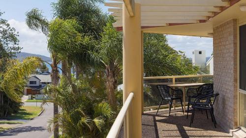 Corlette House | pet friendly - Views- Meters to the Beach & Anchorage Port Stephens