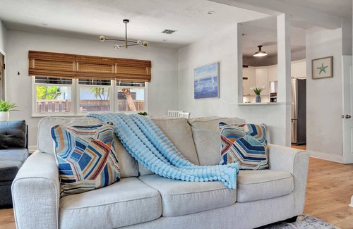 Arlington Park House | Pet Friendly w/Heated Pool, Hot Tub, Patio/Grill