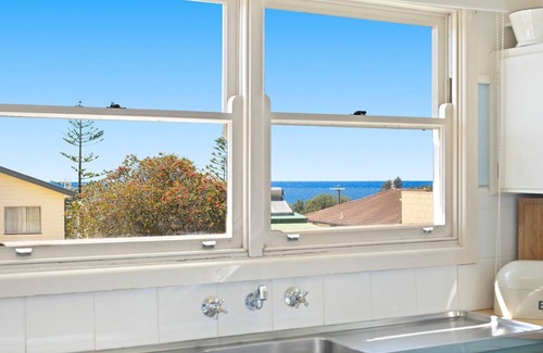 Tuross Head House | Pet Friendly + Walk to Beach - Surf Cottage @ Tuross Head
