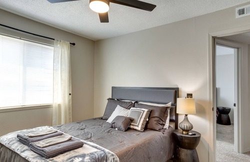 Central Oklahoma City Apartment | Pet-friendly Warr Acres Townhome w/ Fireplace