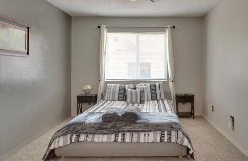 Central Oklahoma City Apartment | Pet-friendly Warr Acres Townhome w/ Fireplace