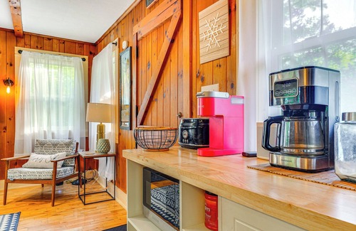 Wilmington Cottage | Pet-friendly Wilmington Retreat w/Hot Tub!