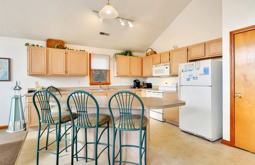 Tuckahoe House | Pet friendly with private pool, community pool and tennis, soundside pier, ocean beach parking