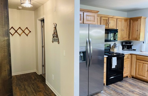Cleveland Cabin | Pet Friendly with Views, Firepit & Foosball Table! NFL Sunday Ticket & Redzone!