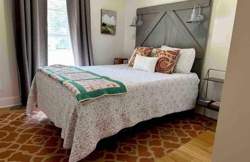 Starkville House | Pet OK Fire Pit 4 Smart TV's .3 mi DWTN 1.9 mi MSU