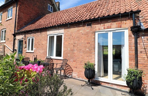 Kneesall Cottage | PETAL COTTAGE, with a garden in Tuxford