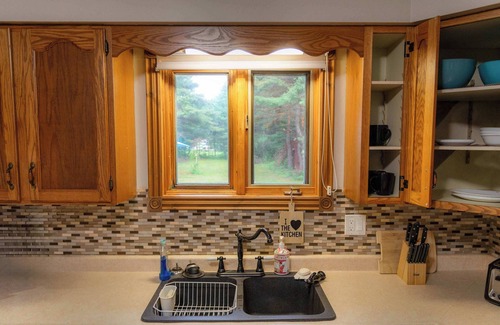 Hastings Highlands House | Petals Suite | Cozy Retreat Pool & Forested Views!