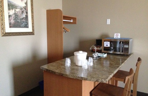 Petawawa Hotel | Petawawa River Inn and Suites