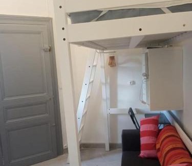 Comedie Apartment | Petit studio rénové à la place Comédie