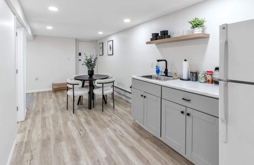 Hackensack River Waterfront Apartment | Petite 2BR Gem – Mins to NYC, Cafés & Light Rail