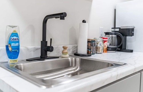 Hackensack River Waterfront Apartment | Petite 2BR Gem – Mins to NYC, Cafés & Light Rail