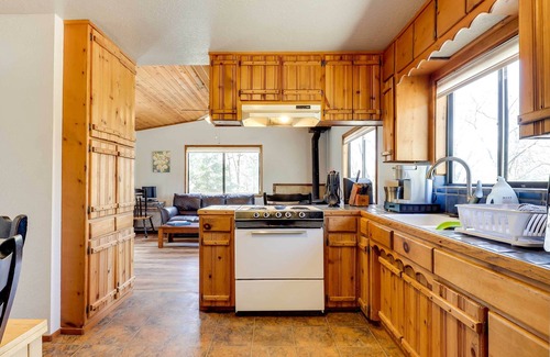 Middletown Cabin | Petite Chalet with Deck near Loch Lomond!