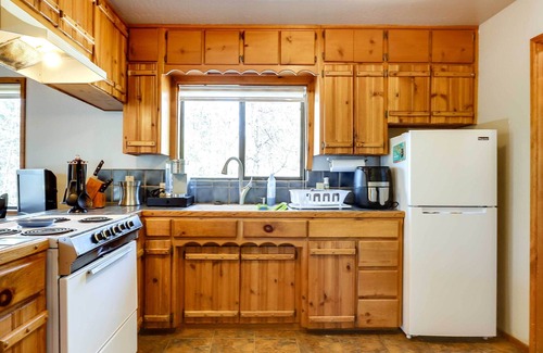 Middletown Cabin | Petite Chalet with Deck near Loch Lomond!