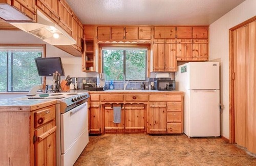 Middletown Cabin | Petite Chalet with deck near Loch Lomond!nn