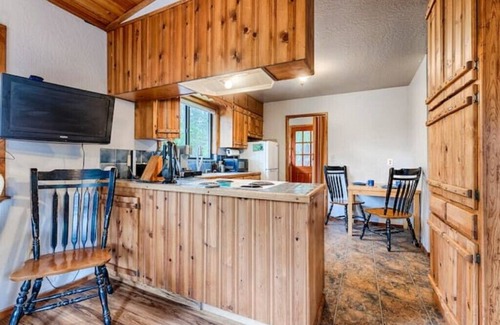 Middletown Cabin | Petite Chalet with deck near Loch Lomond!nn