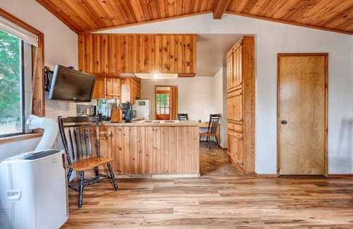 Middletown Cabin | Petite Chalet with deck near Loch Lomond!nn