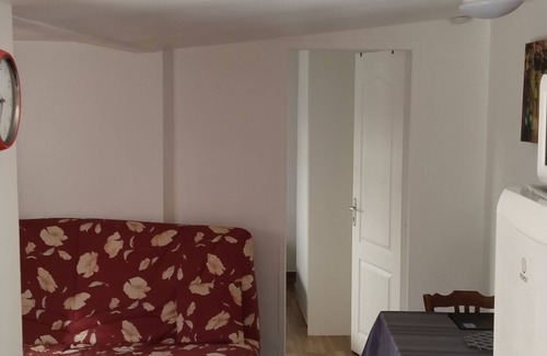 Gargenville House | Petite Maison de 25 m Carré au Calme, Paisible. Derrière Cour des Propriétaires
