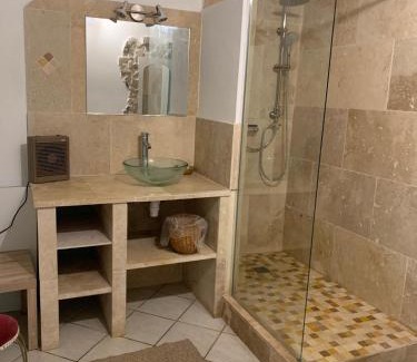 Fontienne Apartment | PETITE Maison de village Fontienne 21 chemin des charbonniers