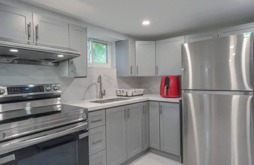 Niagara Falls Cottage | Petite Paradise! A Beautiful Home In Niagara Falls For Vacation Stay!n