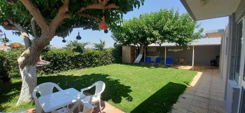 Faistos House | Petrakis Afrathias garden house