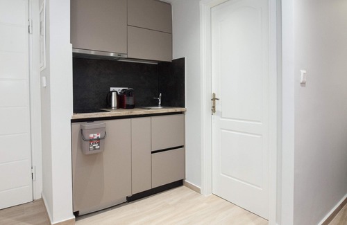 Petralona Apartment | Petralona Gem Hotel-Style Studio with Balcony