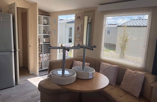 Heacham Ski Chalet | Pets Stay free 2 bedroom caravan at heacham beach