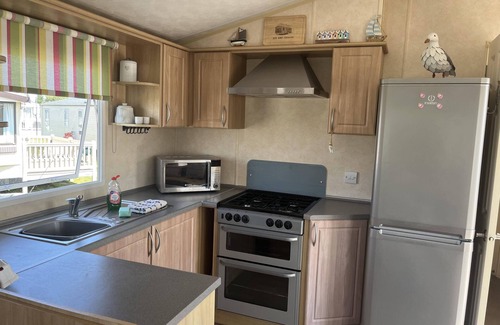 Heacham Ski Chalet | Pets Stay free 2 bedroom caravan at heacham beach