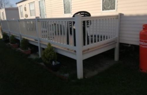 Heacham Ski Chalet | pets stay free 3 bedroom caravan at heacham beach