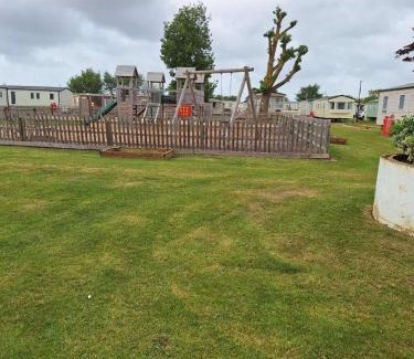 Heacham Ski Chalet | pets stay free 3 bedroom caravan at heacham beach