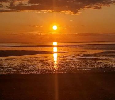 Heacham Ski Chalet | pets stay free 3 bedroom caravan at heacham beach