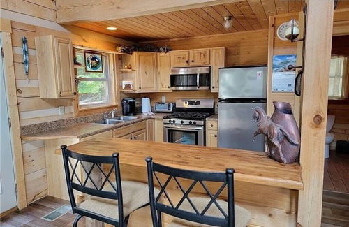 Hays Cabin | PETS WELCOME Whitetail Chalet: Your Mountain Adventure Base Near Stone Mountain!