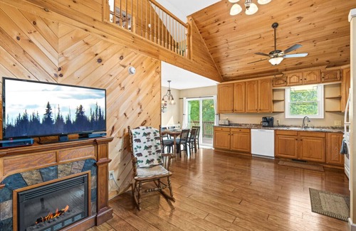Luray Cabin | Pets? YES! 🐕 Hot Tub ★ Fire Pit ★ Pool Table ★ Steps to River Outfitters