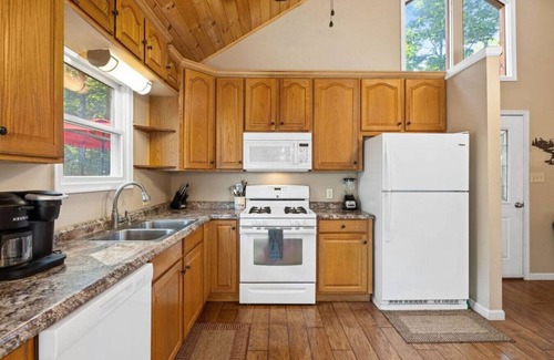 Luray Cabin | Pets? YES! 🐕 Hot Tub ★ Fire Pit ★ Pool Table ★ Steps to River Outfitters