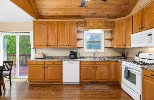 Luray Cabin | Pets? YES! 🐕 Hot Tub ★ Fire Pit ★ Pool Table ★ Steps to River Outfitters
