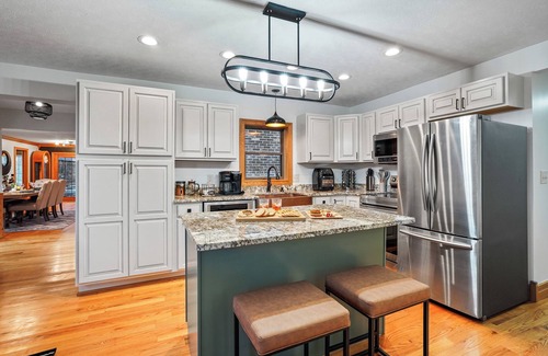 Laurelville House | PetsOK-EpicGameroom-SunsetViews-Hottub~Daybed