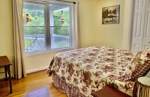 Sugar Grove Cabin | Petting Zoo * Fire Pit * HOT TUB: 9 Acre farmhouse