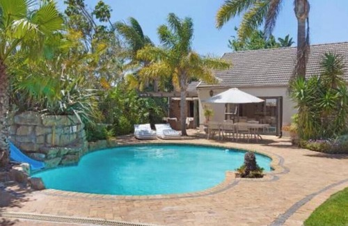 Lakeside Apartment | Petunia - Self-catering Queen Unit
