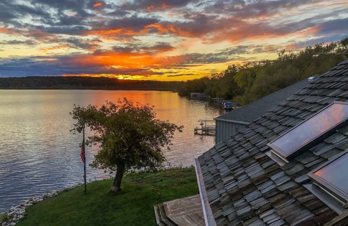 Colgate House | Pewaukee lake Sunset Lodge- sleeps 16 + Get away from the City during the RNC