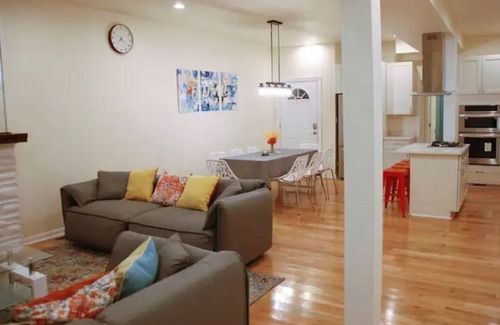 Bloomfield House | PGH Jewel - Modern All New 5B/5B, Near Downtown, Private Parking