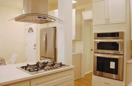 Bloomfield House | PGH Jewel - Modern All New 5B/5B, Near Downtown, Private Parking