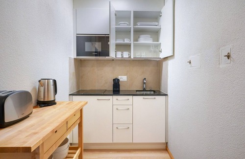 Alt-Wiedikon Apartment | Phenomenal Wiedikon Studio w/Shared W/D, 2 Min to Market, by Blueground