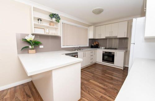 Bletchington House | Phillip Villa, Modern & Fresh, Close to Town, Free Wifi