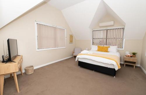 Bletchington House | Phillip Villa, Modern & Fresh, Close to Town, Free Wifi