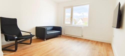 Carshalton Central Apartment | Phlox Garden