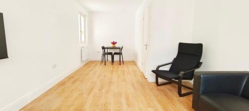 Carshalton Central Apartment | Phlox Garden