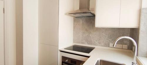 Carshalton Central Apartment | Phlox Garden
