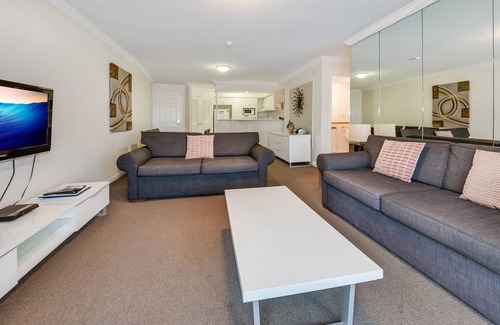 Broadbeach Apartment | Phoenician Resort