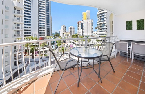 Broadbeach Apartment | Phoenician Resort