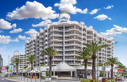 Broadbeach Apartment | Phoenician Resort